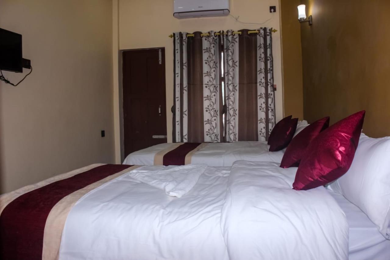 Hotel Flycatcher Chitwan- A Jungle Safari Home โซราฮา ภายนอก รูปภาพ