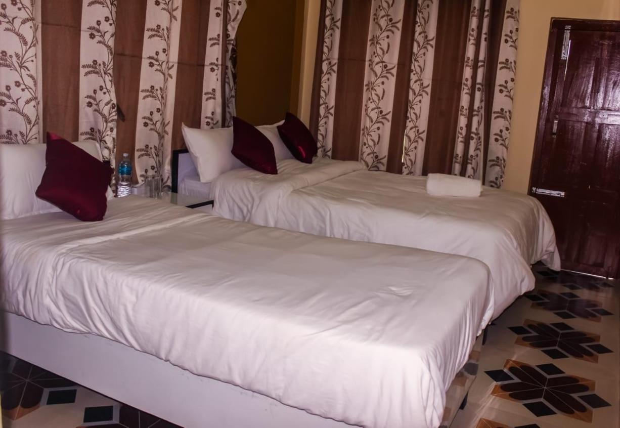 Hotel Flycatcher Chitwan- A Jungle Safari Home โซราฮา ภายนอก รูปภาพ