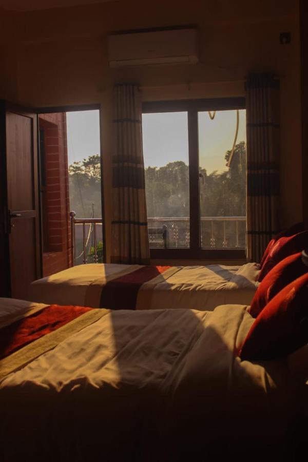 Hotel Flycatcher Chitwan- A Jungle Safari Home โซราฮา ภายนอก รูปภาพ