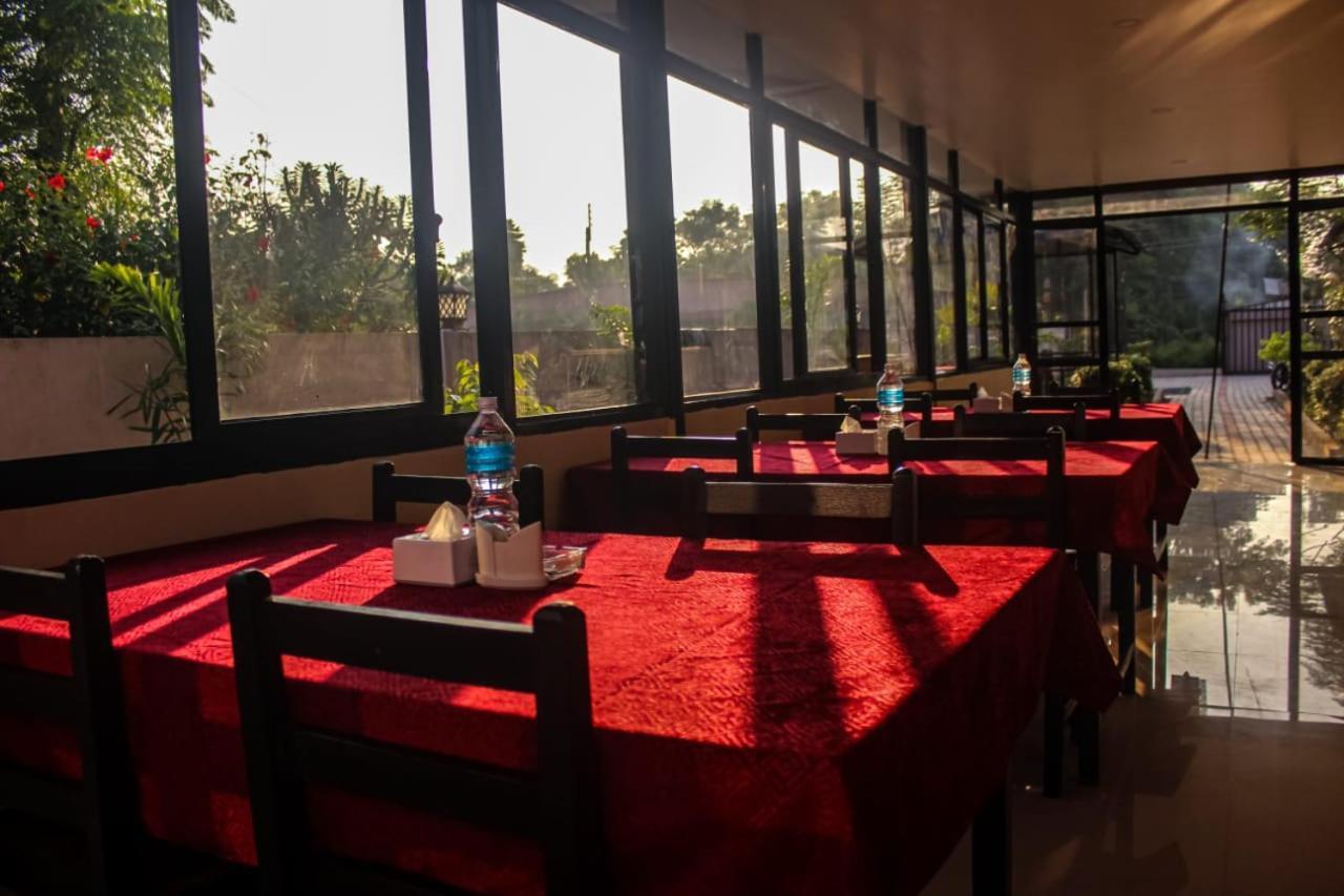 Hotel Flycatcher Chitwan- A Jungle Safari Home โซราฮา ภายนอก รูปภาพ