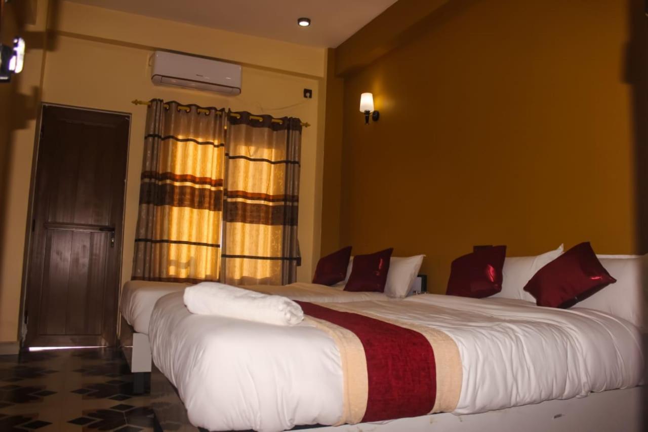 Hotel Flycatcher Chitwan- A Jungle Safari Home โซราฮา ภายนอก รูปภาพ