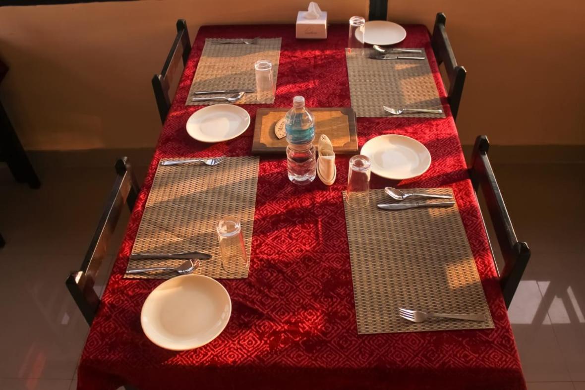 Hotel Flycatcher Chitwan- A Jungle Safari Home โซราฮา ภายนอก รูปภาพ