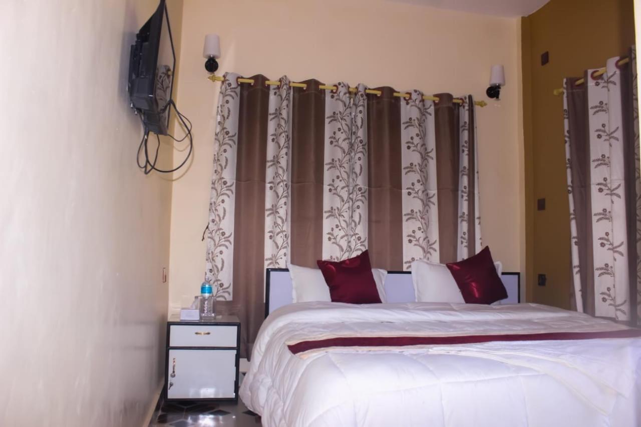Hotel Flycatcher Chitwan- A Jungle Safari Home โซราฮา ภายนอก รูปภาพ