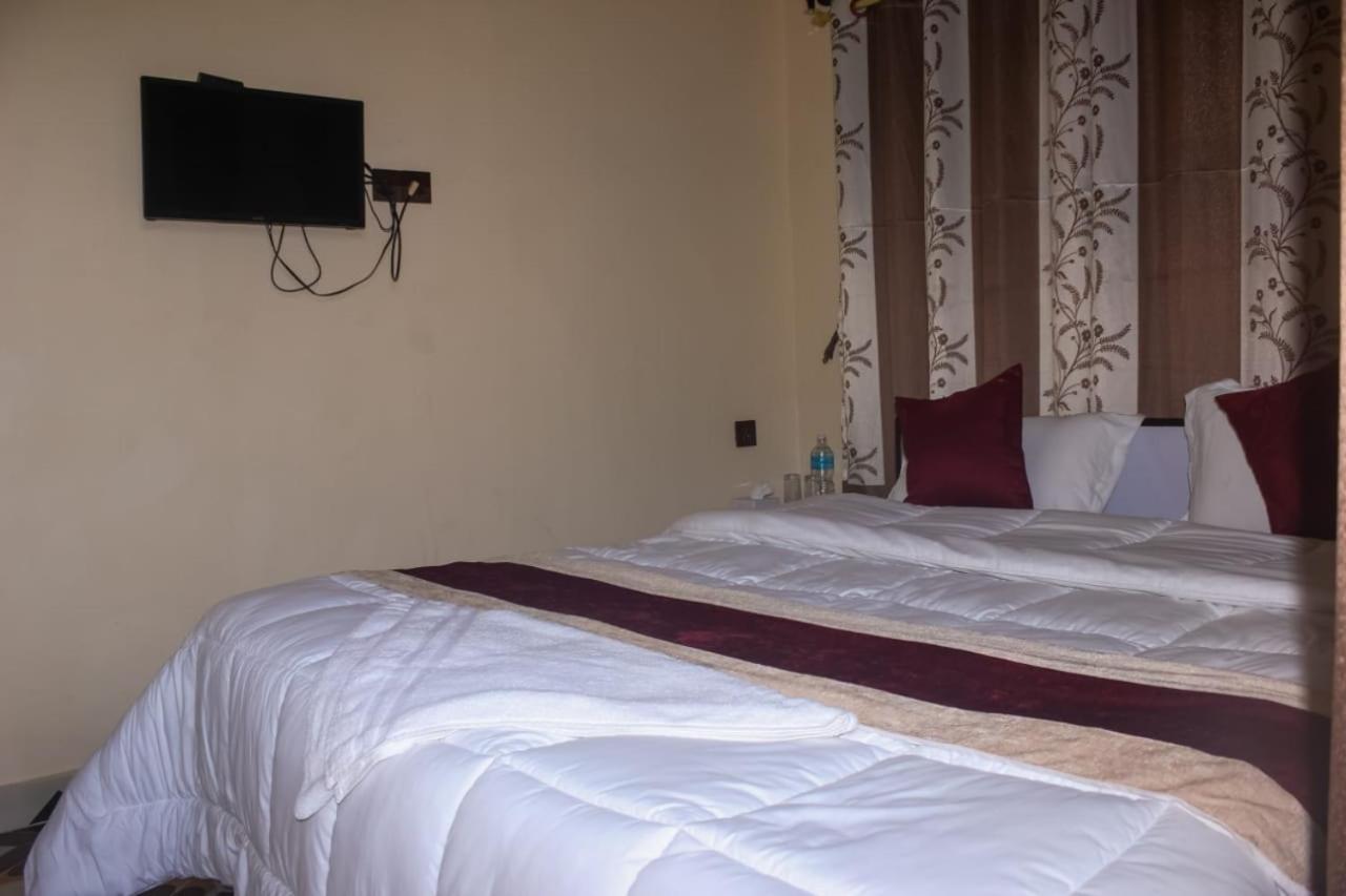 Hotel Flycatcher Chitwan- A Jungle Safari Home โซราฮา ภายนอก รูปภาพ