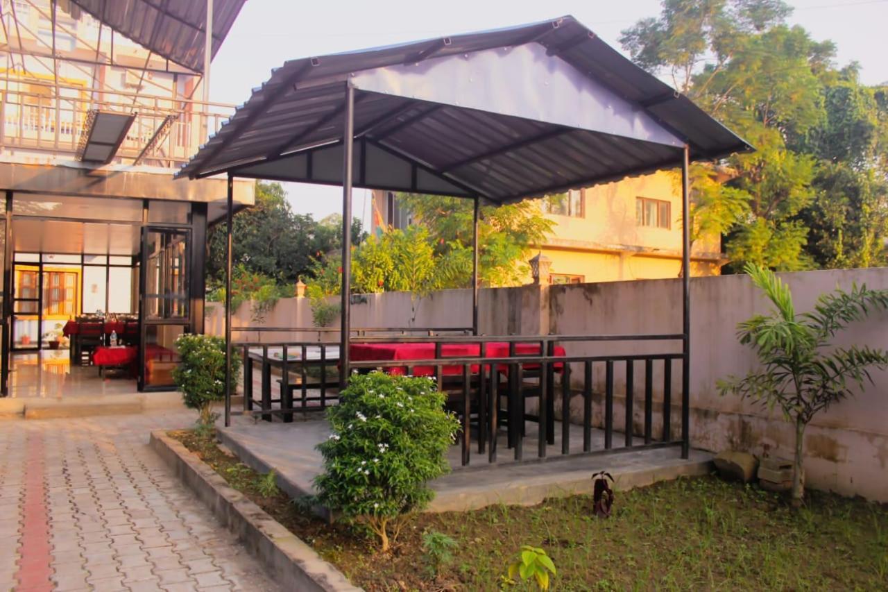 Hotel Flycatcher Chitwan- A Jungle Safari Home โซราฮา ภายนอก รูปภาพ