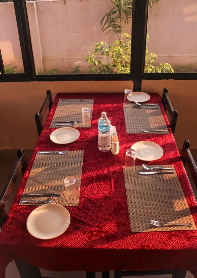 Hotel Flycatcher Chitwan- A Jungle Safari Home โซราฮา ภายนอก รูปภาพ