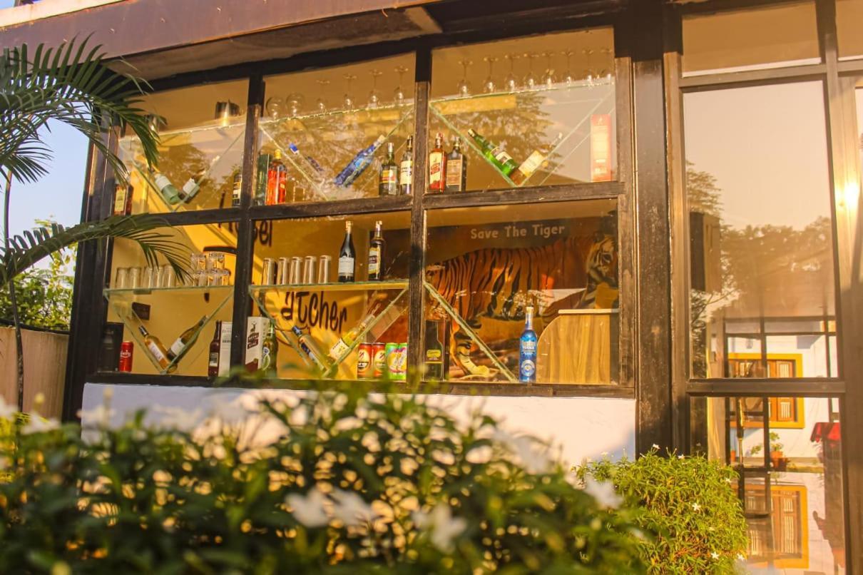 Hotel Flycatcher Chitwan- A Jungle Safari Home โซราฮา ภายนอก รูปภาพ
