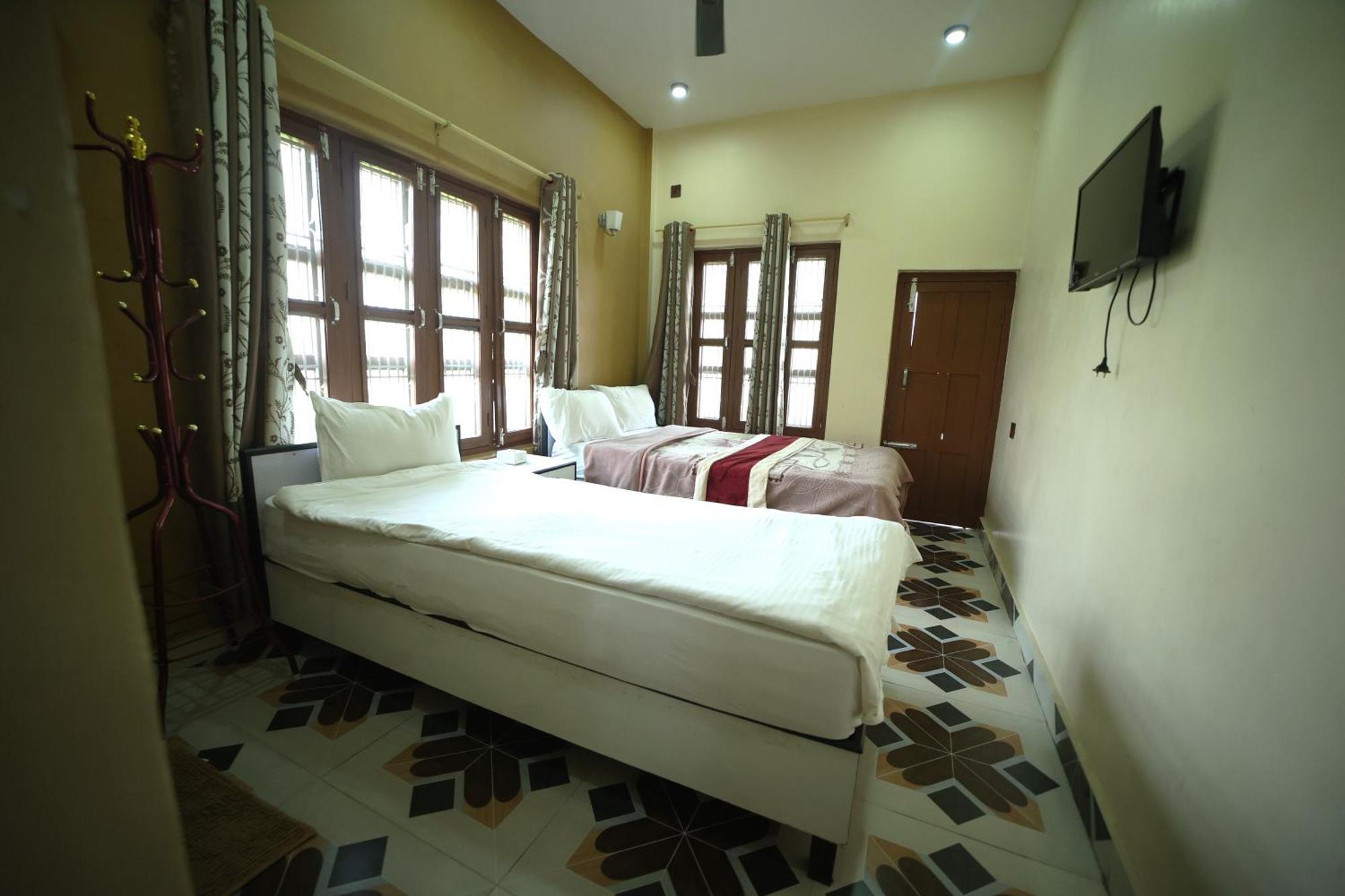Hotel Flycatcher Chitwan- A Jungle Safari Home โซราฮา ภายนอก รูปภาพ