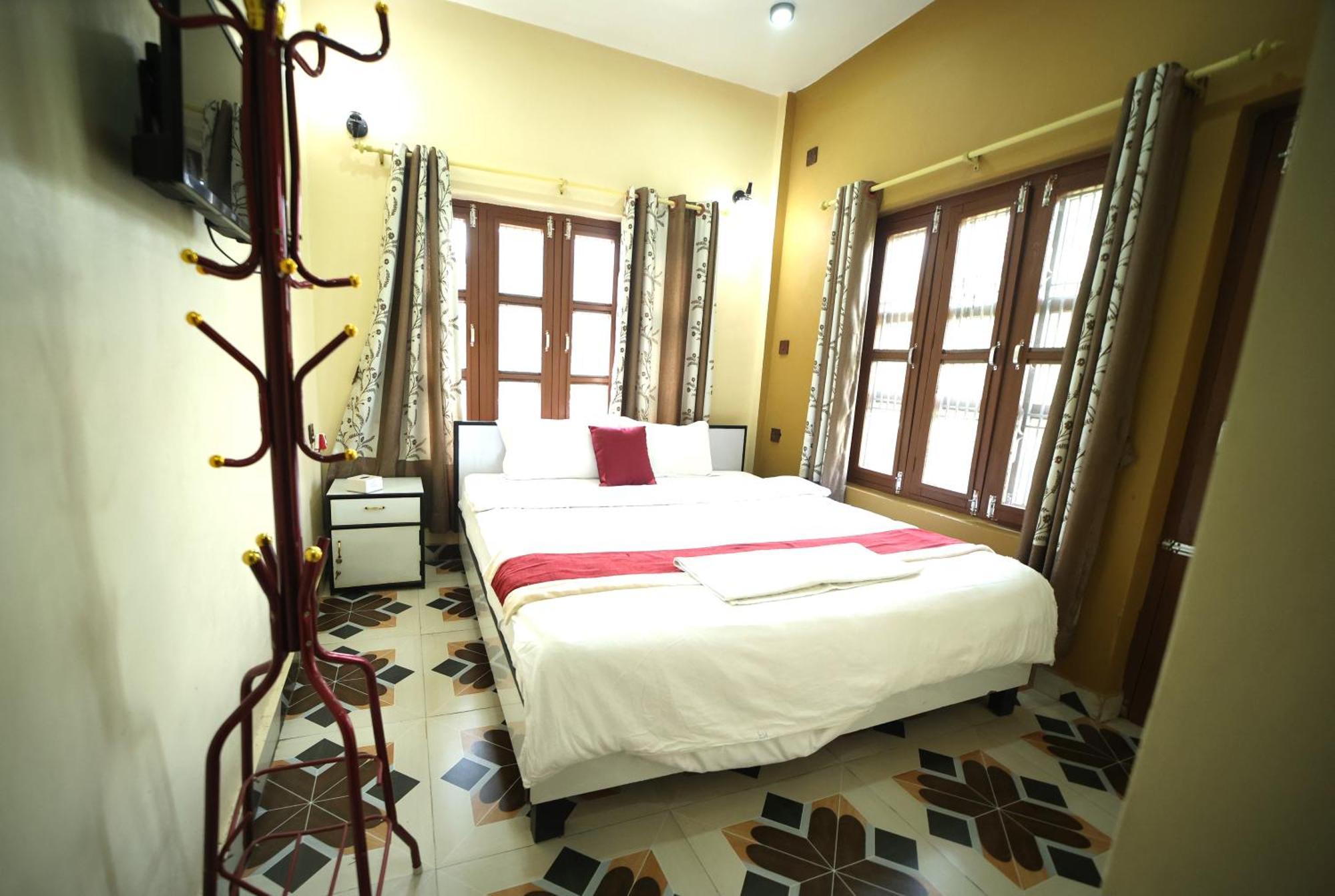 Hotel Flycatcher Chitwan- A Jungle Safari Home โซราฮา ภายนอก รูปภาพ