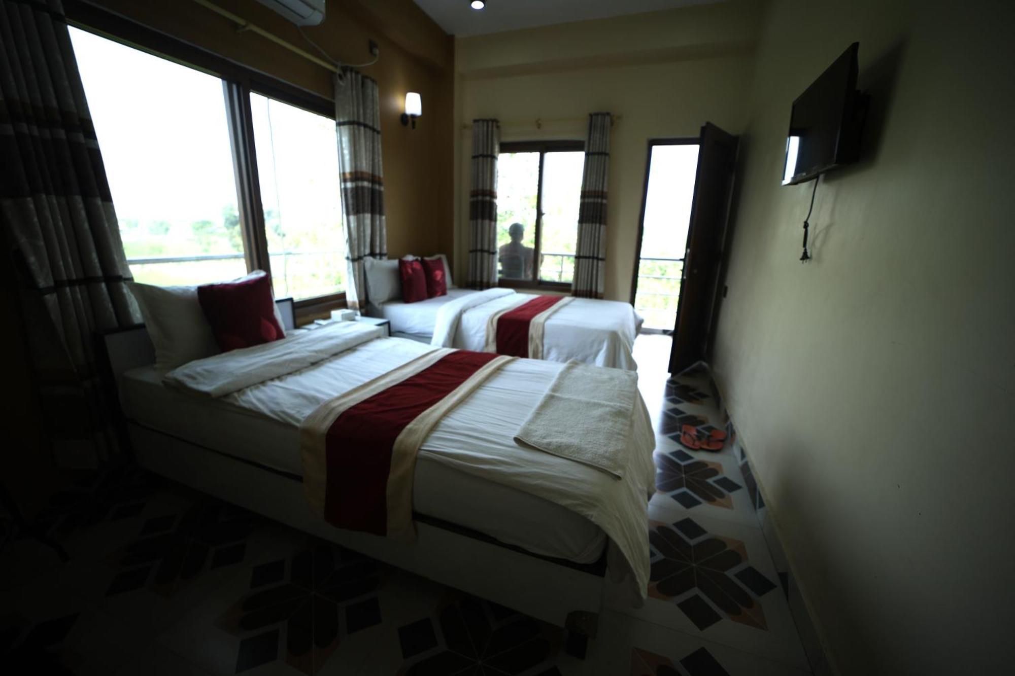 Hotel Flycatcher Chitwan- A Jungle Safari Home โซราฮา ภายนอก รูปภาพ