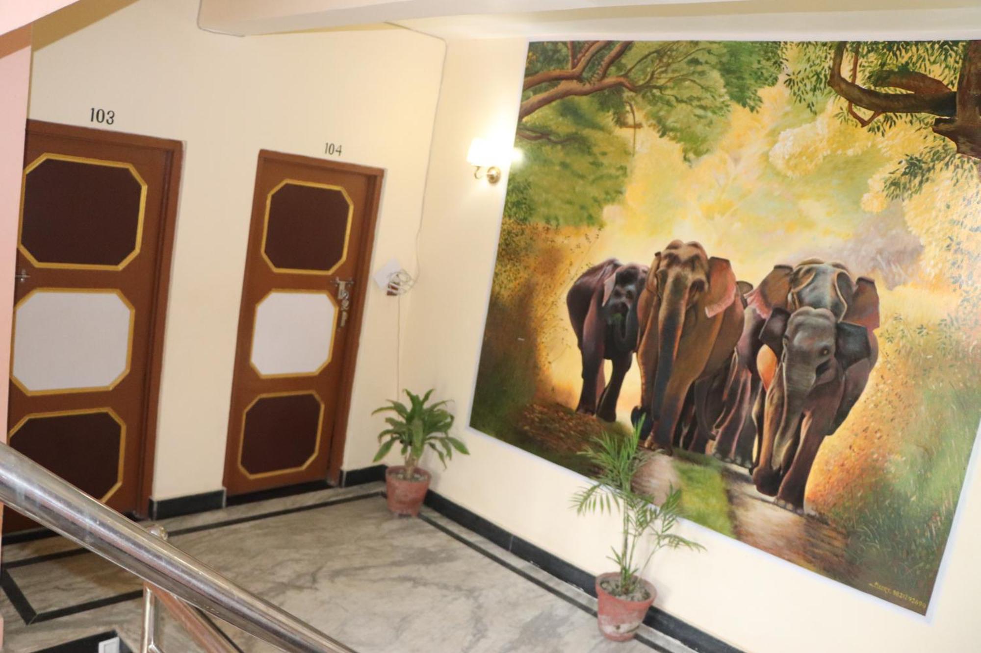 Hotel Flycatcher Chitwan- A Jungle Safari Home โซราฮา ภายนอก รูปภาพ