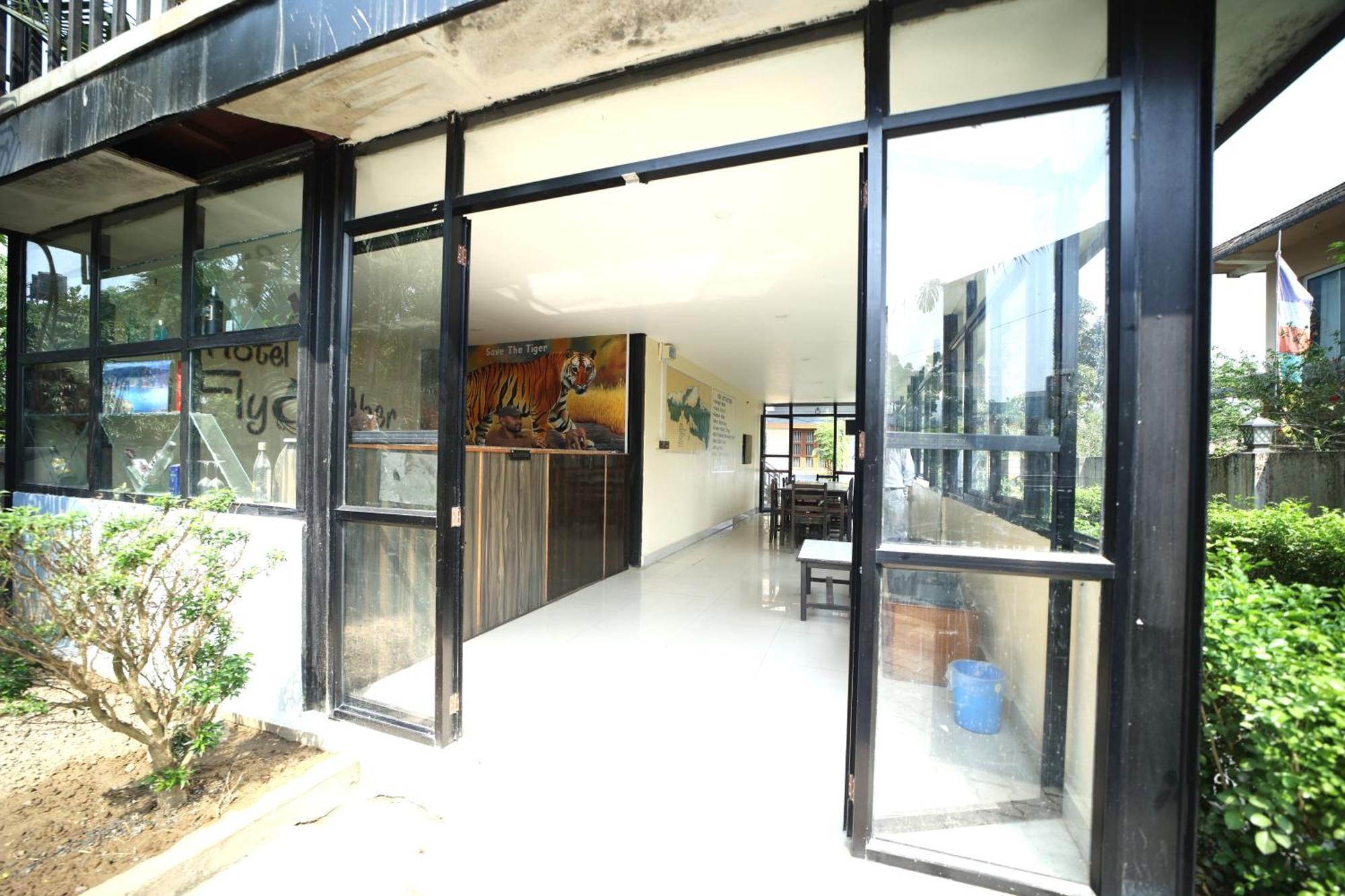 Hotel Flycatcher Chitwan- A Jungle Safari Home โซราฮา ภายนอก รูปภาพ