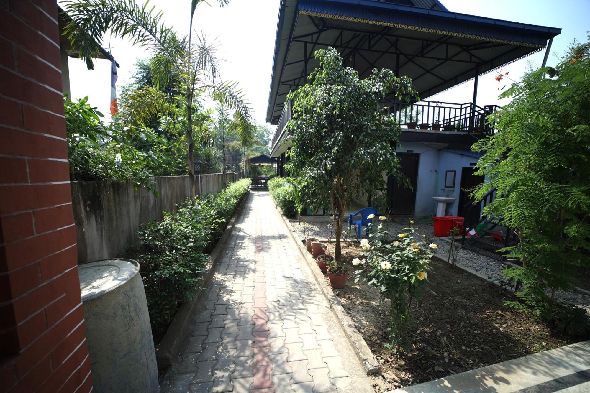 Hotel Flycatcher Chitwan- A Jungle Safari Home โซราฮา ภายนอก รูปภาพ
