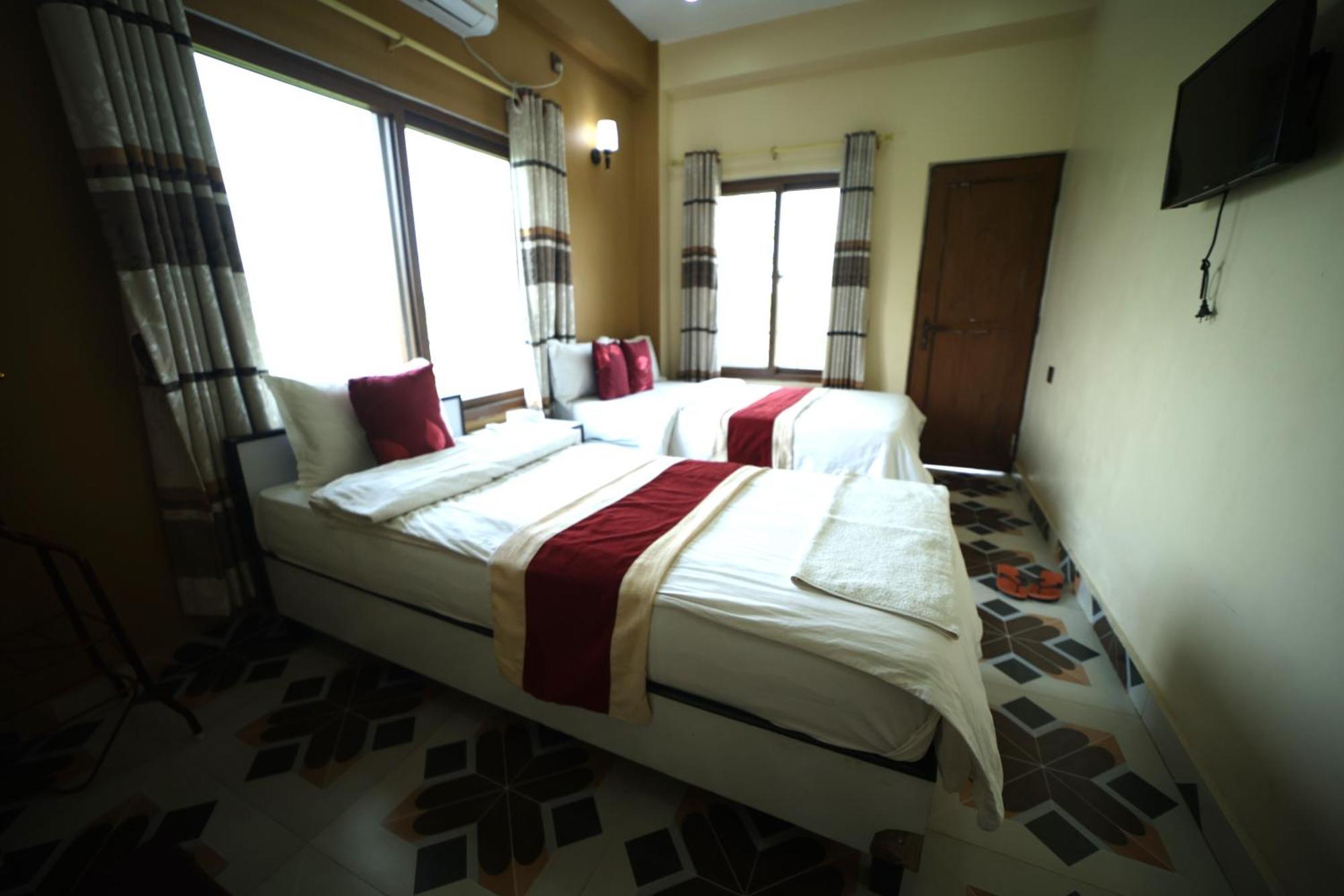 Hotel Flycatcher Chitwan- A Jungle Safari Home โซราฮา ภายนอก รูปภาพ