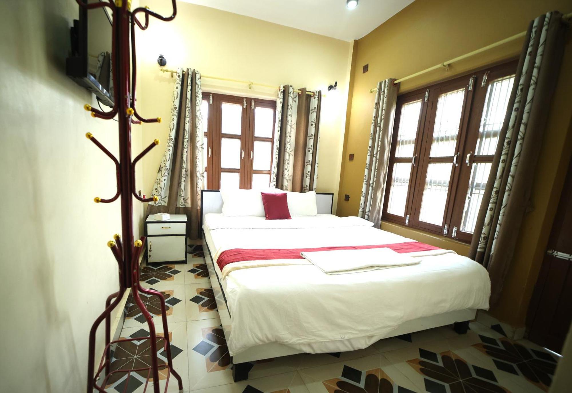 Hotel Flycatcher Chitwan- A Jungle Safari Home โซราฮา ภายนอก รูปภาพ