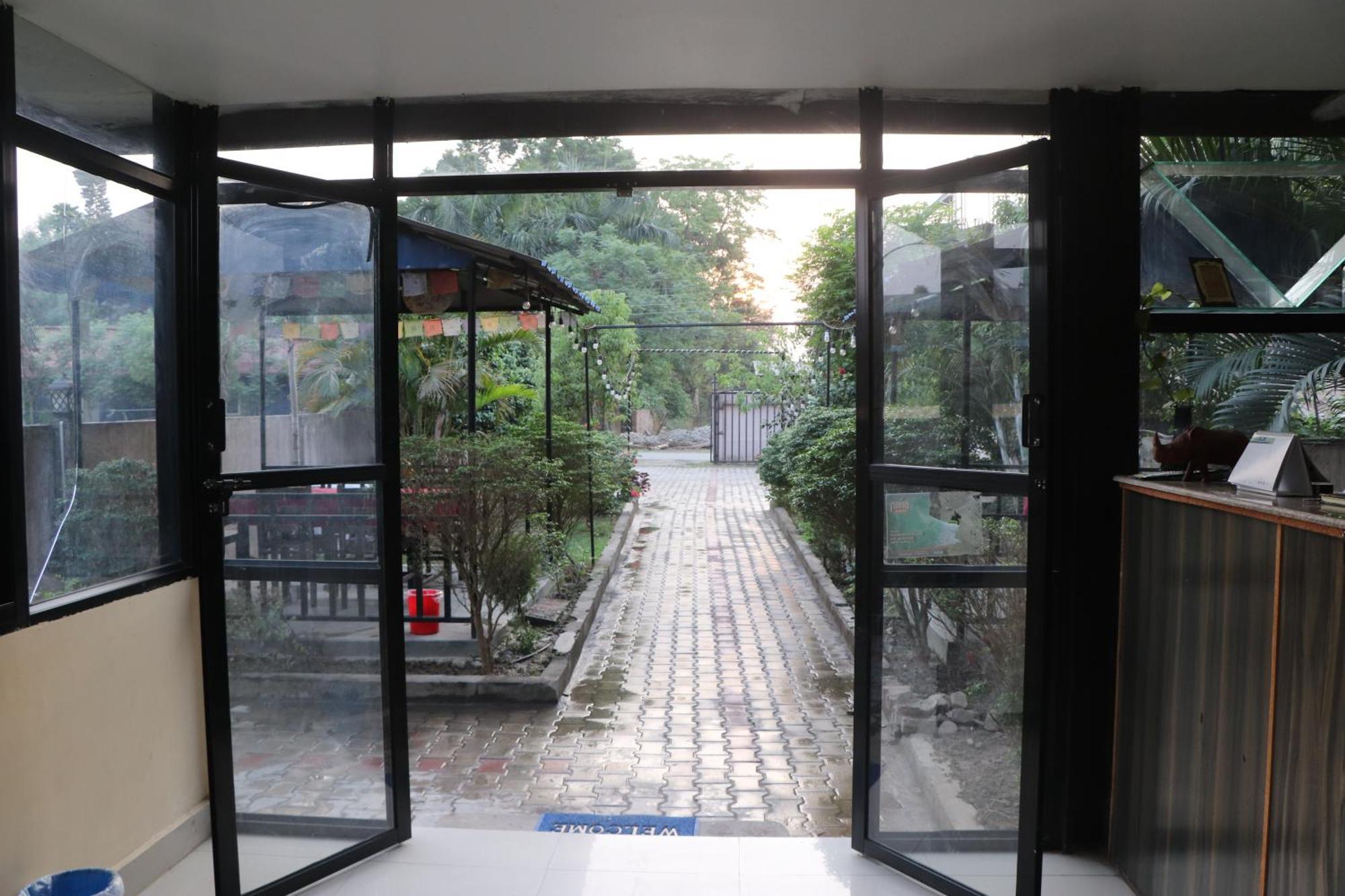 Hotel Flycatcher Chitwan- A Jungle Safari Home โซราฮา ภายนอก รูปภาพ