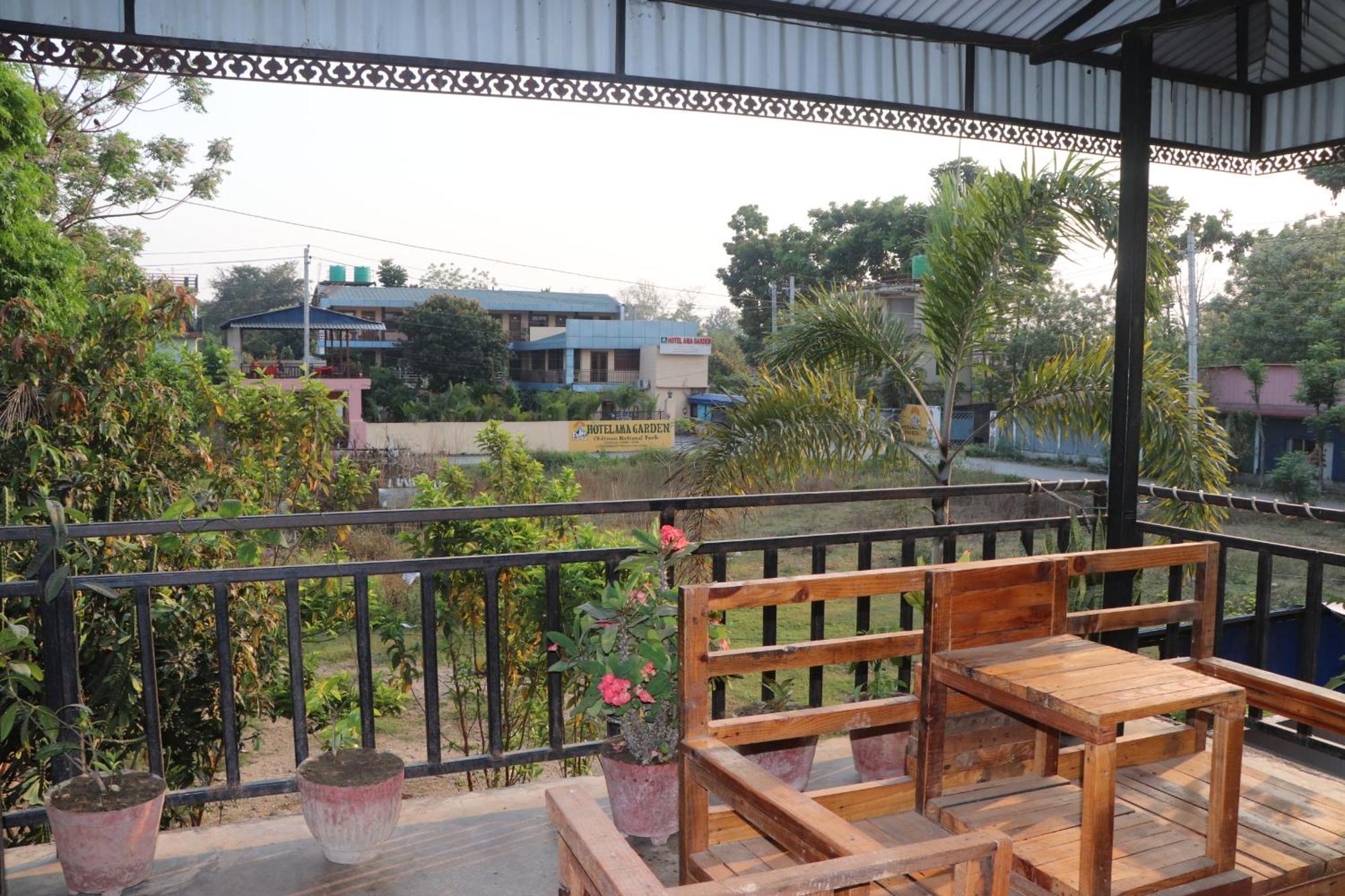 Hotel Flycatcher Chitwan- A Jungle Safari Home โซราฮา ภายนอก รูปภาพ