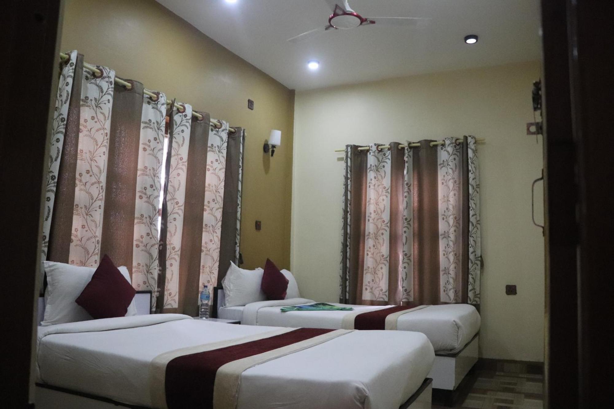Hotel Flycatcher Chitwan- A Jungle Safari Home โซราฮา ภายนอก รูปภาพ