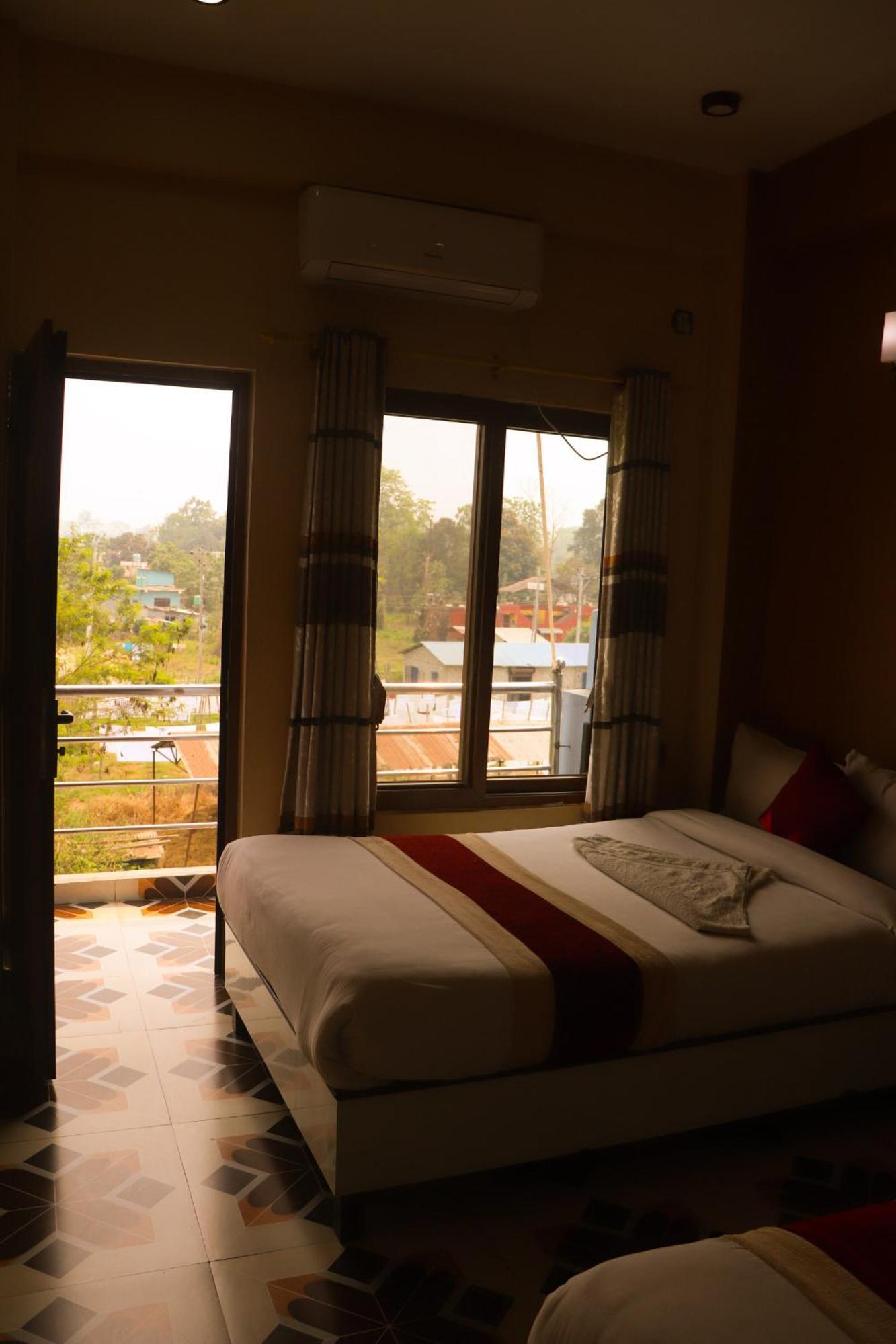 Hotel Flycatcher Chitwan- A Jungle Safari Home โซราฮา ภายนอก รูปภาพ
